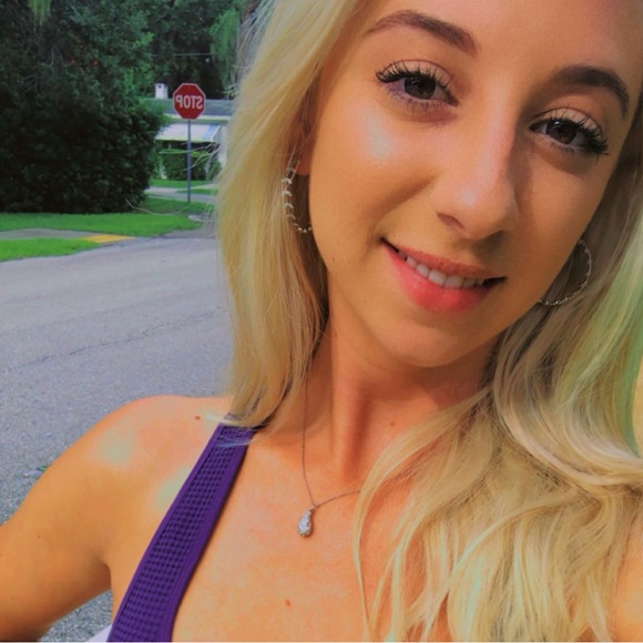 Meet your Posher, Oriana - Picture 1 of 3